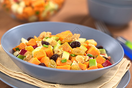 甜土豆和苹果沙拉盘子核桃小吃桌子食物葡萄干坚果水平蔬菜营养图片