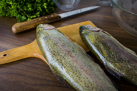 两只生鳟鱼香菜海鲜尾巴盘子饮食厨房食物木板钓鱼绿色图片
