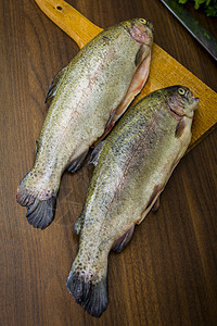 两只生鳟鱼木板皮肤午餐香菜饮食营养尾巴海鲜淡水绿色图片