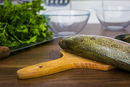 两只生鳟鱼食物绿色淡水盘子钓鱼厨房海鲜美食尾巴皮肤图片