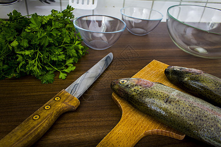 两只生鳟鱼午餐海洋木板海鲜饮食钓鱼美食健康食物香菜图片