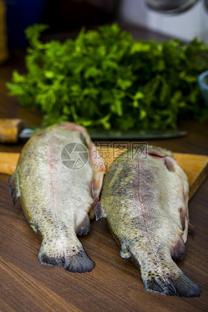 两只生鳟鱼美食钓鱼食物饮食营养尾巴午餐海鲜健康厨房图片