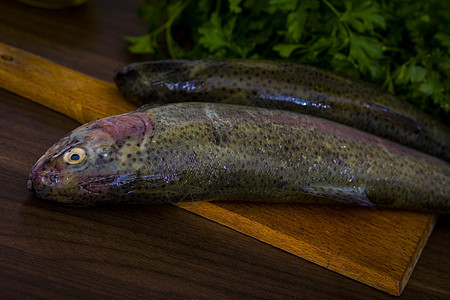 两只生鳟鱼淡水营养午餐健康美食厨房尾巴盘子钓鱼皮肤图片