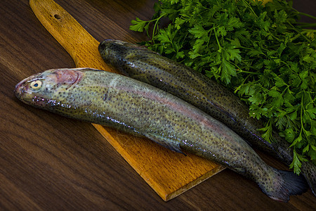 两只生鳟鱼钓鱼午餐营养食物厨房淡水盘子海洋健康美食图片