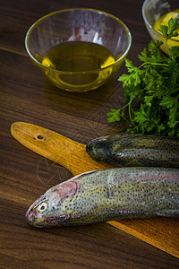 两只生鳟鱼海洋木板皮肤香菜绿色食物健康营养海鲜美食图片