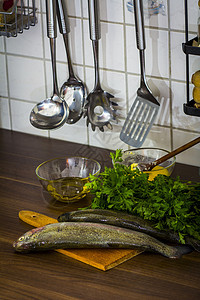 两只生鳟鱼食物绿色美食海洋木板香菜尾巴海鲜厨房淡水图片