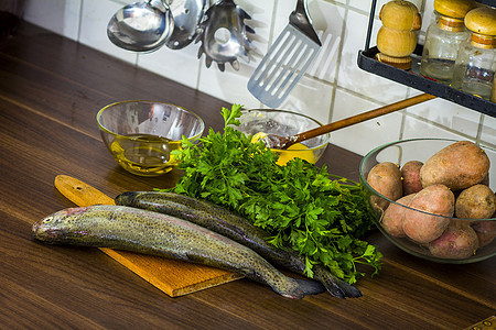 两只生鳟鱼淡水木板钓鱼美食午餐营养尾巴绿色香菜皮肤图片