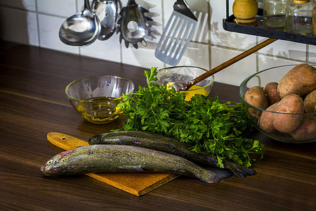 两只生鳟鱼美食厨房海洋营养木板饮食香菜钓鱼尾巴绿色图片