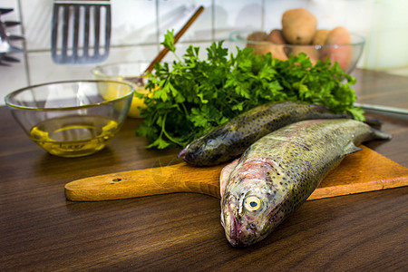 两只生鳟鱼食物皮肤钓鱼尾巴淡水健康香菜饮食营养厨房图片