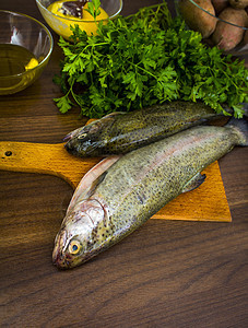 两只生鳟鱼盘子厨房美食钓鱼健康海洋营养皮肤绿色香菜图片