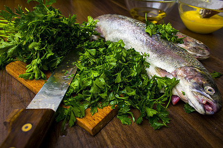 两只生鳟鱼钓鱼香菜饮食海鲜营养午餐皮肤健康淡水盘子图片
