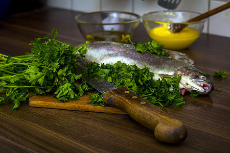 两只生鳟鱼美食海洋厨房皮肤尾巴健康营养海鲜淡水食物图片