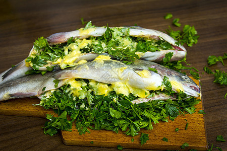 两只生鳟鱼绿色钓鱼厨房健康饮食盘子午餐淡水营养海洋图片