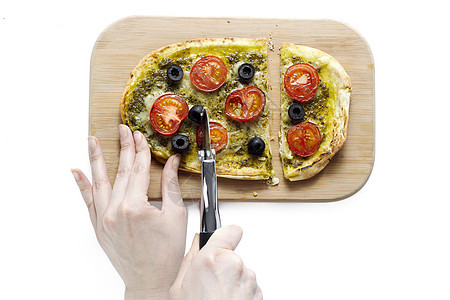 人手切披萨午餐浇头小吃长方形蔬菜食物桌子阳光吃饭烤箱图片