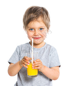 小男孩的肖像 喝橙汁男性橙子茶点快乐营养果汁孩子食物稻草童年图片