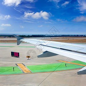 飞机机翼离开机场天气翅膀晴天太阳信号飞机场蓝色运动天线阳光图片
