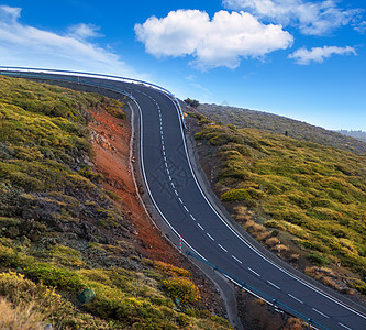 绿色山上绕风道路危险曲线晴天干旱土地假期司机天空火山岩石岛屿警告图片