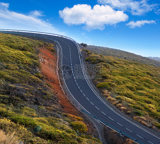 绿色山上绕风道路危险曲线晴天干旱土地假期司机天空火山岩石岛屿警告图片