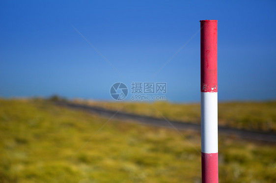 高山蓝天空中的雪地路柱两极土地障碍土壤岩石衬套假期旅行火山线条图片