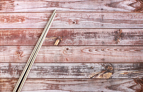 木制桌上的银筷子图片