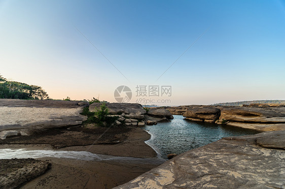 湄公河桑潘博克岛 泰国乌本拉恰塔尼石头热带海浪悬崖巨石旅游晴天胰岛天空支撑图片