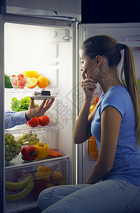 甜甜调味思考水果诱惑女子素食思维冰箱女孩饮食人类图片