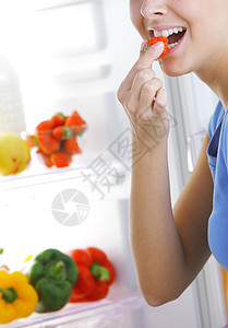 健康饮食厨房女孩水果素食香肠女子冰箱蔬菜图片