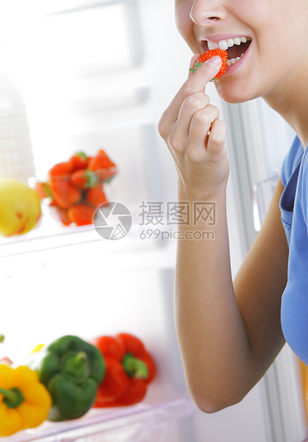 健康饮食厨房女孩水果素食香肠女子冰箱蔬菜图片