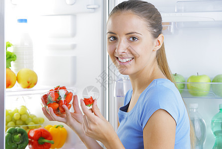 健康食品微笑冰箱香肠水果素食饮食女子女孩厨房蔬菜图片