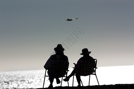 老年夫妇在海滩轻松放松图片