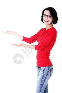 快乐的年轻女士指着复制空间产品手势情绪化商业女孩手指微笑黑发白色手臂图片