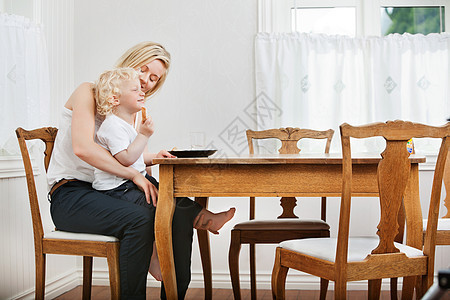 餐桌上的婴儿和母亲图片