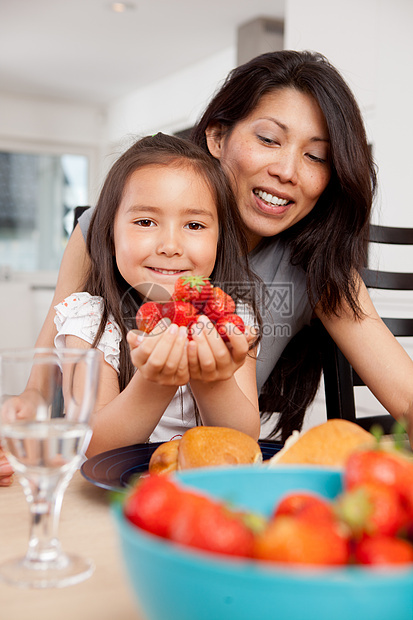 新鲜草莓成人女性乐趣小吃微笑童年家庭浆果厨房食物图片