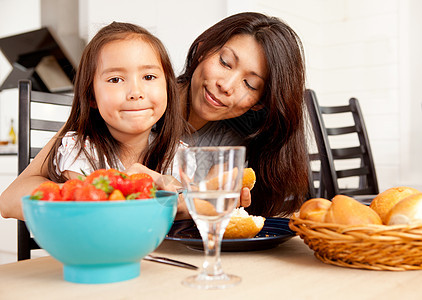 女儿妈妈和草莓一起吃饭图片