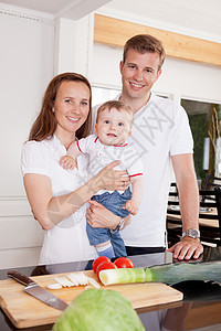在厨房的家中家庭儿子成人拥抱夫妻蔬菜妈妈爸爸乐趣男性孩子图片