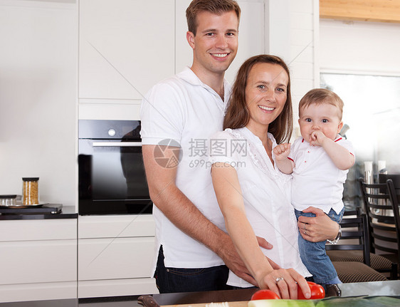 家中的家庭肖像父母妈妈食物蔬菜快乐幸福微笑女士妻子丈夫图片