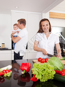 厨房家庭乐趣拥抱蔬菜食物女士爸爸婴儿快乐妻子丈夫图片