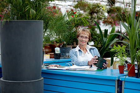园艺中心高级工人公民温室服务种植园退休员工快乐职业围裙女性图片