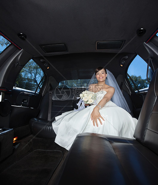 新娘坐在Limousine图片