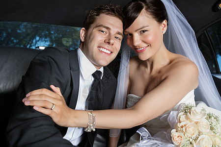 新婚快乐夫妇男人男性运输女士奢华夫妻轿车面纱裙子车辆图片