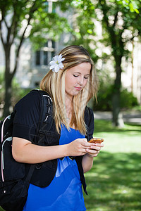 使用手机的年轻女孩青少年大学学校机构成人听筒背包青年女士学生图片