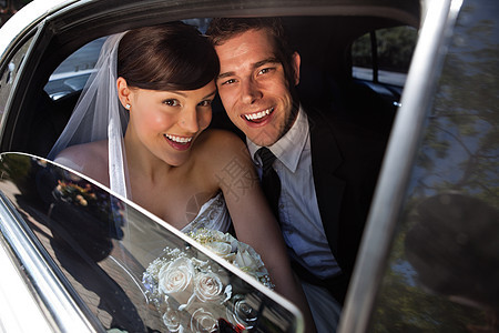 快乐的新婚夫妇车辆面纱轿车成人新人女士夫妻丈夫婚姻男性图片