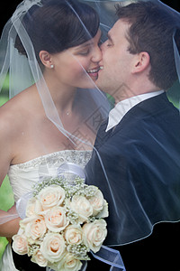 新婚夫妇亲吻微笑裙子新人妻子花束幸福男性玫瑰面纱男人图片