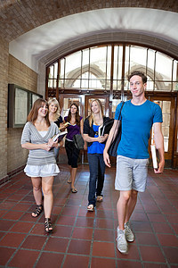 一群大学生背包女性技术男人男性教育大厅青少年青年友谊图片