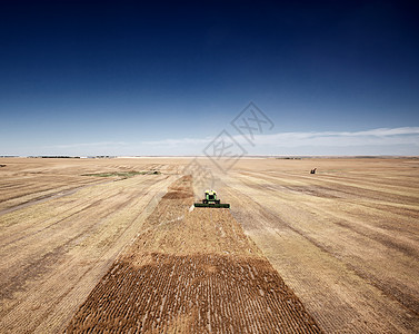 采伐景观地面空气脉冲收割机场地扁豆地平线农业粮食农场图片