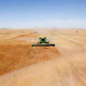 合并组合收割机草原高架地面农场农业脉冲机械拖拉机场地图片