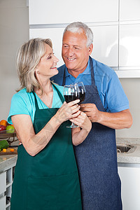配有酒杯的夫妇成人老年围裙妻子食物微笑男性丈夫闲暇女性图片