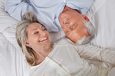 在床上躺着的情侣图片