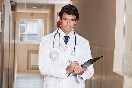 与文件夹站在一起的男医生职业保健工作记录专家处方外科医师诊所男人图片