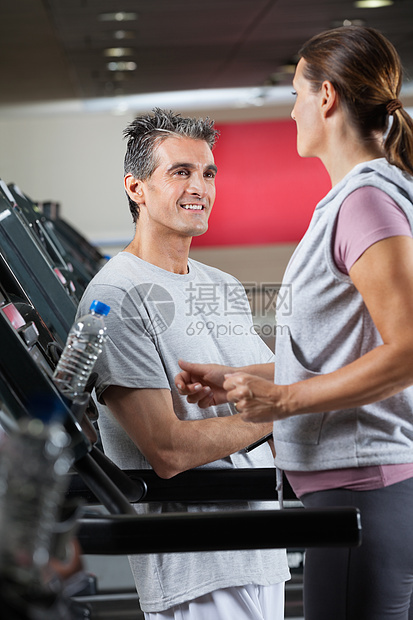 女性客户在Treadmill上行使权图片